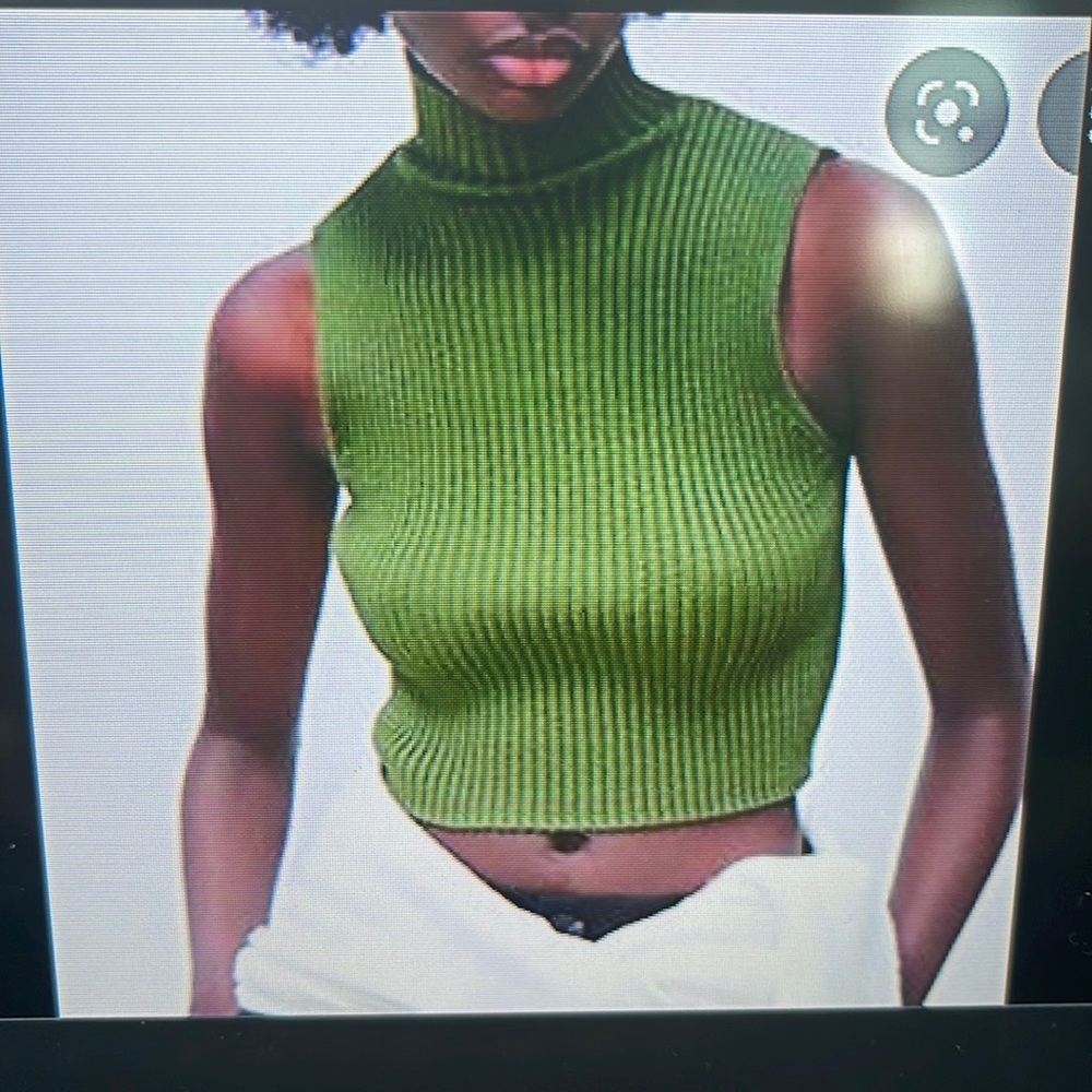 New green crop top from Zara